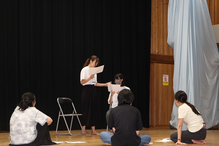 万里紗さんのレクチャーのもと台本のシーンを身体で表現する