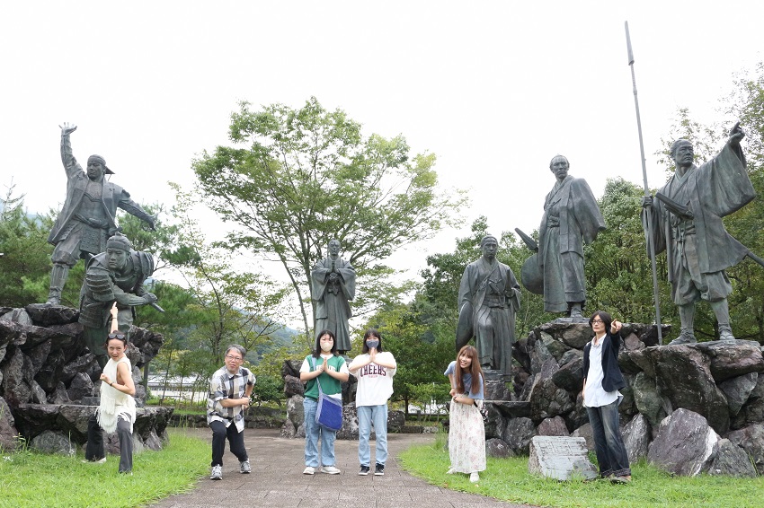 和田城にある銅像「維新の門」の前で記念撮影