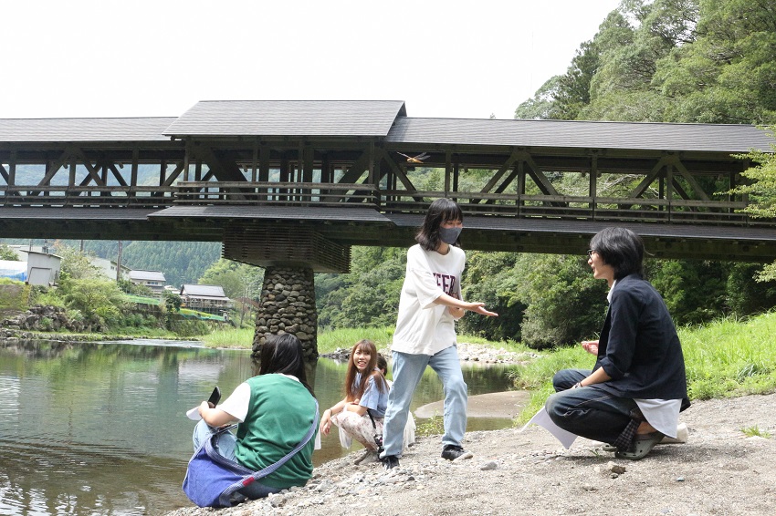 高校生たちのお気に入りスポット、梼原川の河原にて