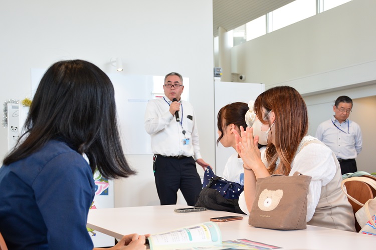 講話を聞く学生の様子。自分たちにとって身近な問題に、うなずく場面も