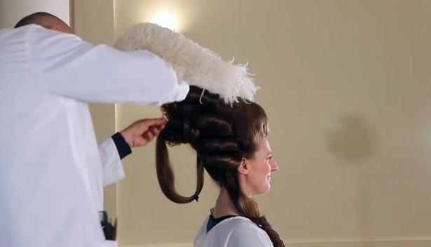 18世紀に流行した髪型を再現