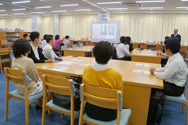 及川教頭先生のお話を真剣に聞く生徒・学生たち