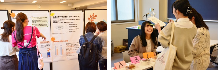 展示を熱心に見る来場者/クイズについて解説する学生