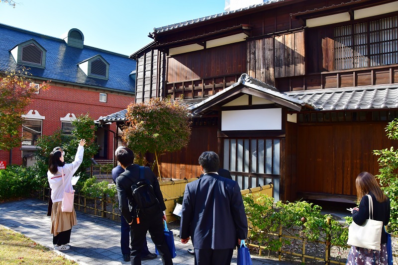 住居学科の学生によるキャンパスガイドチームが学内を案内