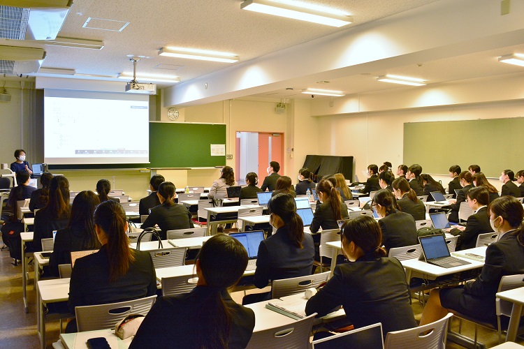 食物学科管理栄養士専攻3年生による「臨地実習Ⅰ」の報告会