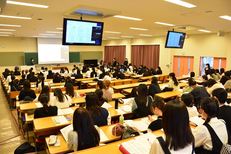 食物学科管理栄養士専攻4年生による「臨地実習Ⅱ・Ⅲ」の報告会