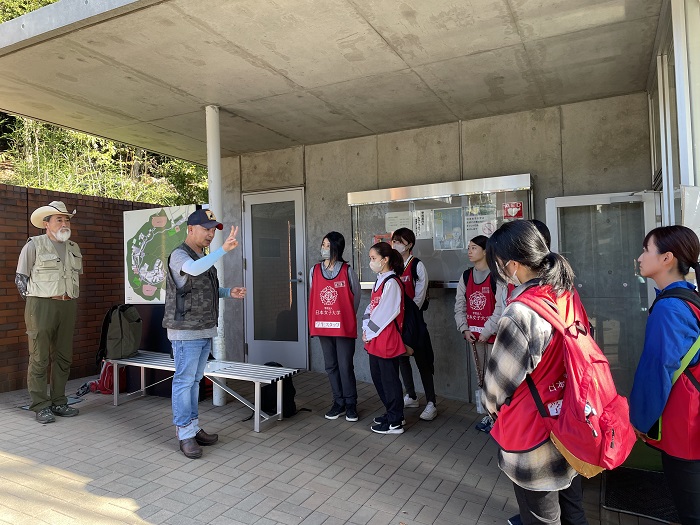 佐々木講師と学生たちが当日の流れを確認中