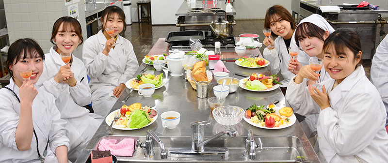 伝統的なクリスマス料理の調理実習。調理後の試食の様子