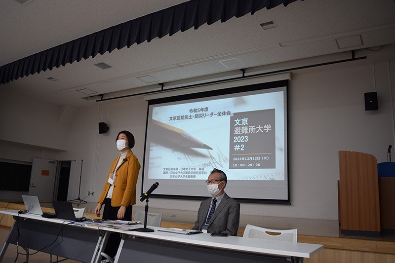 講師（平田京子教授と石川孝重名誉教授）の講義が始まりました