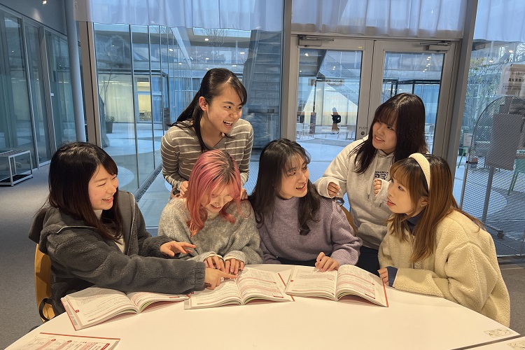 日本文学科の学生が台湾・逢甲大学からの交換留学生に日本語レッスン