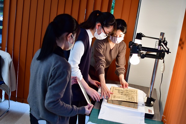 神子さんに教わりながら史料を写真撮影