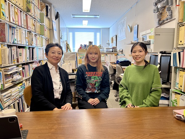 左:薬袋 奈美子教授 中央:吉本 華さん 右:中川 晴賀さん