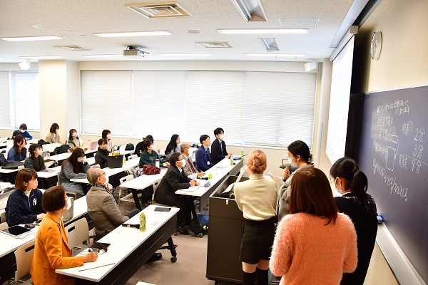 各グループ持ち時間4分で発表を行いました