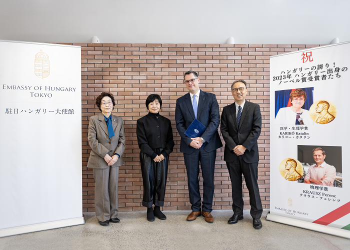 本学の今市涼子理事長、篠原聡子学長、菅野靖史理学部学部長、ハンガリー首相府の大臣付き顧問ロヴァーシ・ラースロー氏