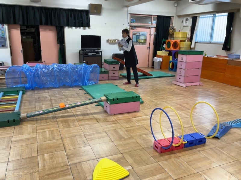 移動遊具の活用方法を伝える澤田准教授