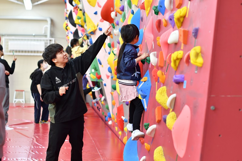本学の教員やアシスタントの学生たちが登り方をアドバイス
