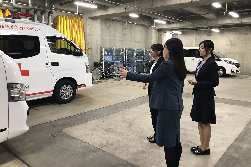 いつでも出動できるように地下に待機している緊急車両