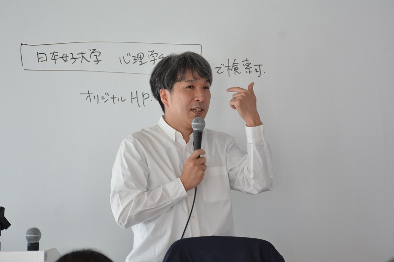 模擬授業を行う川﨑教授