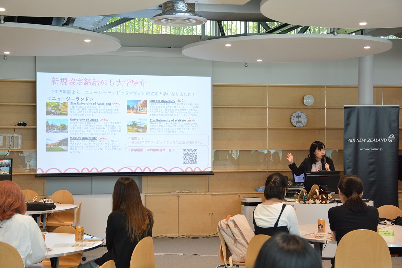 国際交流課の担当者から留学プログラムについて説明