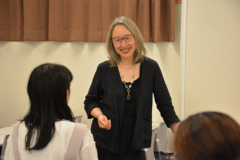 学生からの質問に答えるLee教授