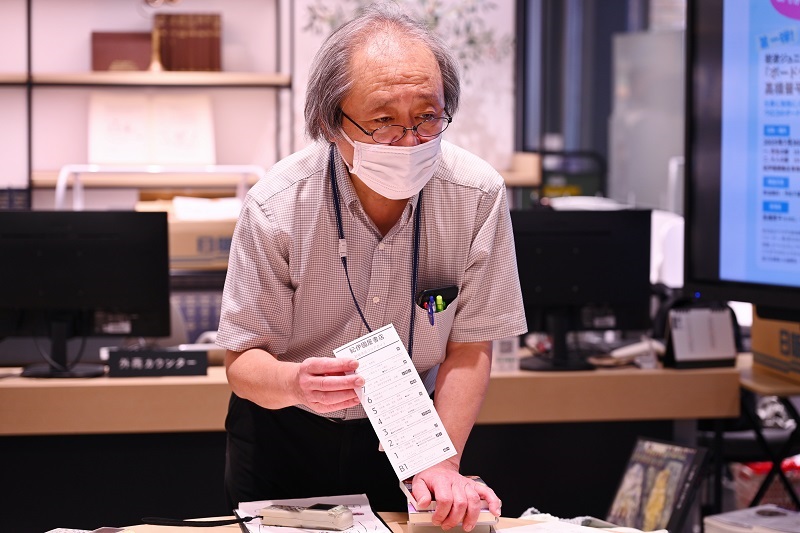 ハンディターミナルの使い方やPOPづくりのコツを教えていただいた紀伊國屋書店の伊藤さん