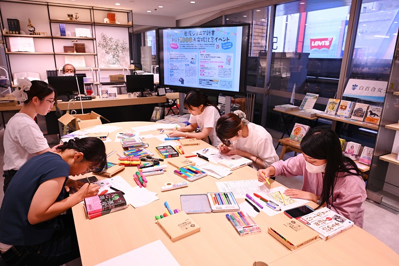 集中してPOPづくりに取り組む。英文学科の学生は所用があったため、レクチャー後にPOP台紙を持ち帰り、自宅で作成しました