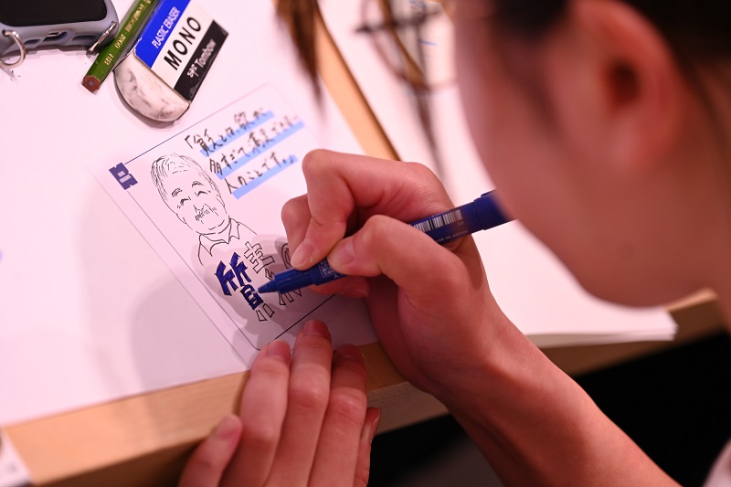 イラストの配置や色使いにそれぞれの工夫が見える
