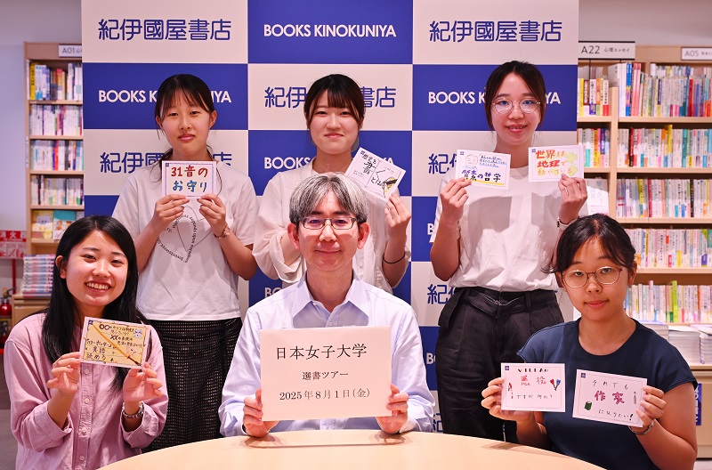 完成したPOPを持ち加藤教授と一緒に記念撮影。どのような書籍のPOPなのかは紀伊國屋書店新宿本店でお確かめください!