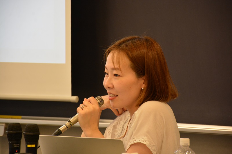 学生から送られるリアルタイムの質問にも答える福田さん