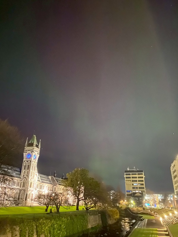 オタゴ大学から見たオーロラ