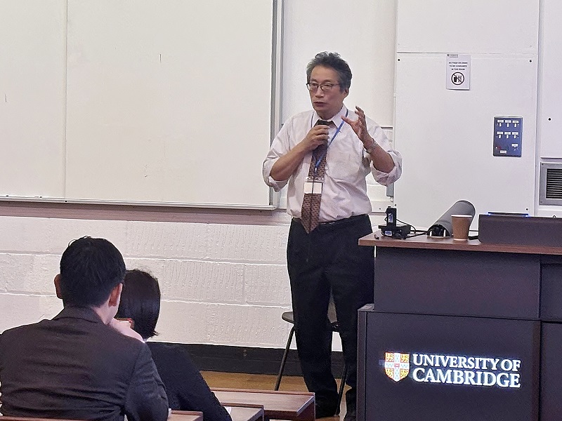 ケンブリッジ大学にて登壇する福田教授