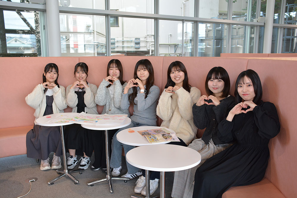 展示、食事提供、会計の各チームの中心となって活躍した目白祭委員。撮影時に不在だった2名をあわせて9名で、企画を成功に導きました。