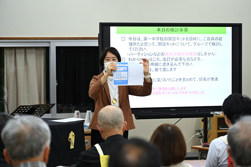 実地訓練の流れを説明する建築デザイン学科の平田教授