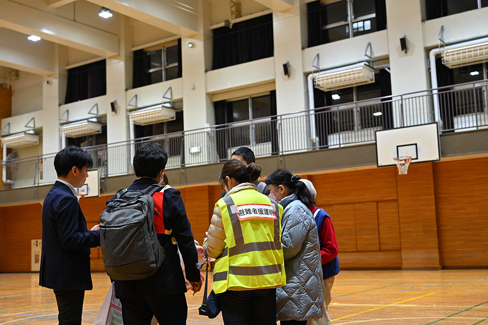 避難者援護班は居住スペースとなる体育館でパーティションの設置レイアウトを検討