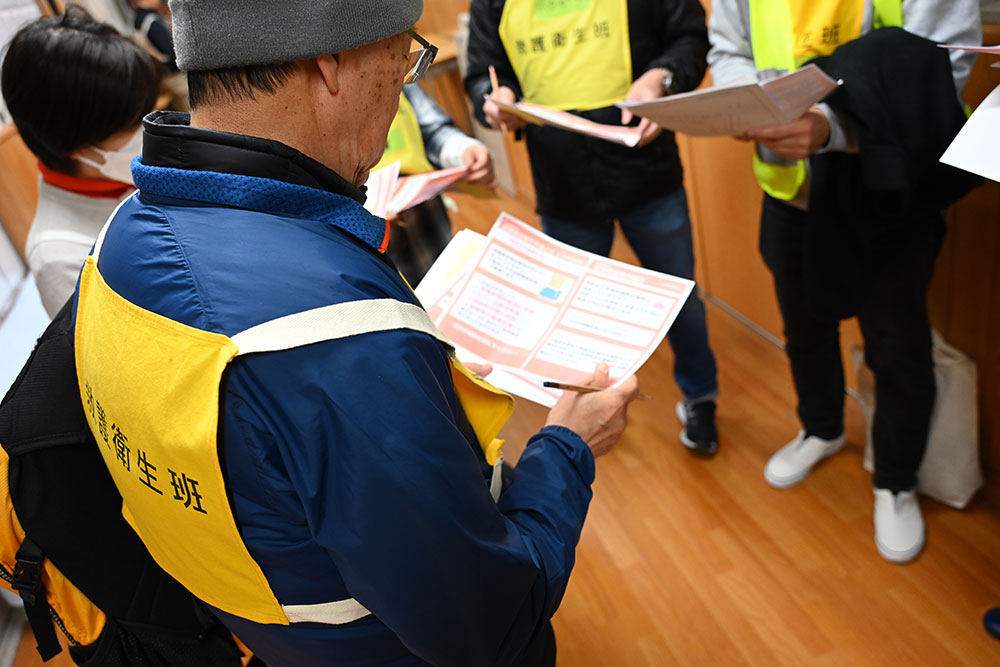 「開設キット」を確認しながら各班で話し合いを重ねる