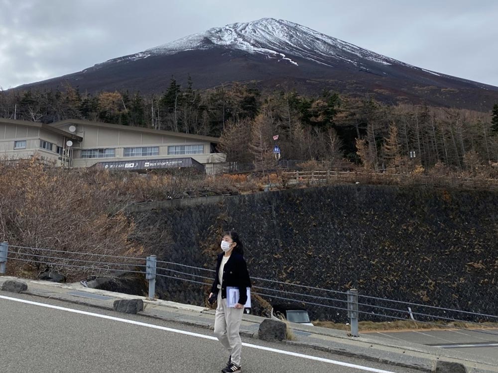 卒論のテーマは「世界文化遺産としての富士山を通して考える環境と観光」。富士山五合目で実地調査を行った