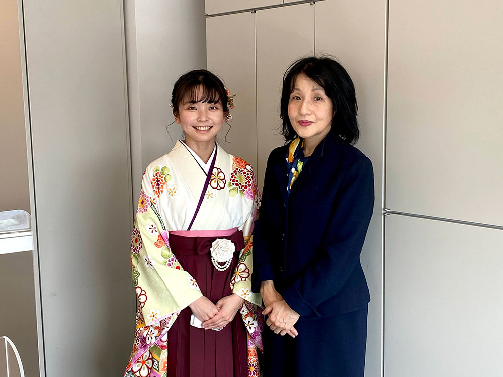 大学の卒業式の日。卒論の指導教員であった天野晴子教授と記念の一枚