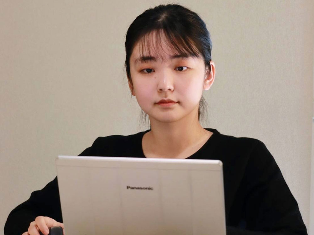 原稿を執筆中の鴨田さん。とにかく正確な文章を心掛け、時間の限り確認をするそう