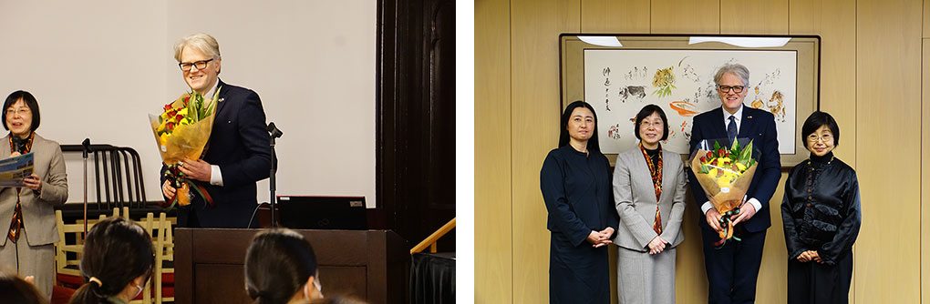 （左）講演後、花束を受け取るジーカス大使　（右）左から、田中有美国際交流委員長、宮崎あかね国際交流センター長、ジーカス大使、篠原聡子学長