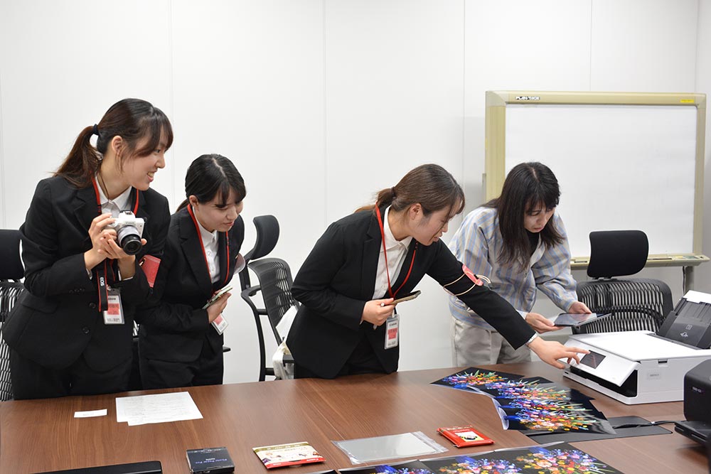 透明なフィルムなどさまざまな用紙を使い、好きな写真を最新のプリンターで印刷する貴重な機会もいただけました