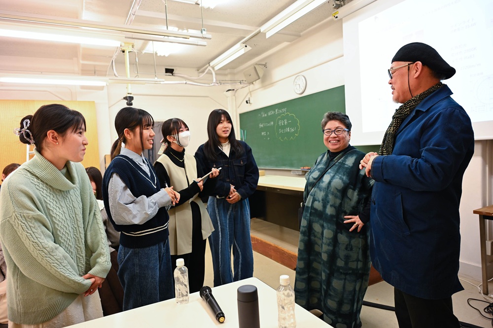 授業終了後も学生たちは時間の許すかぎり武石氏に質問をしていました