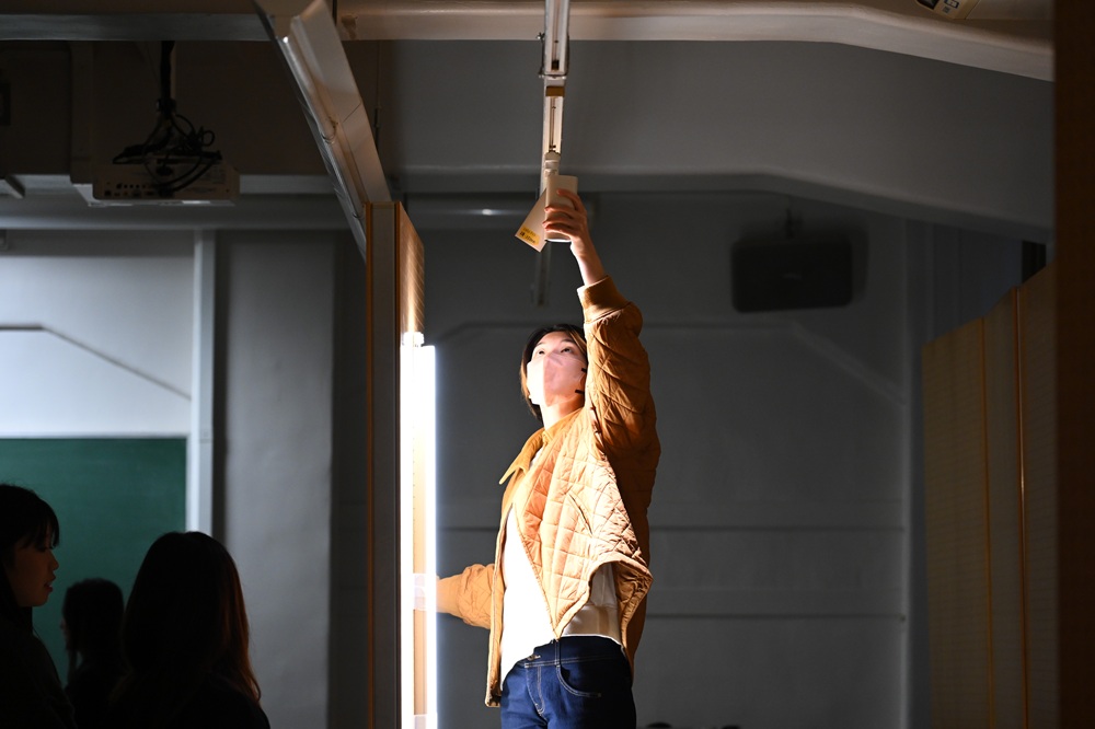 発表に向け試行錯誤を繰り返す学生