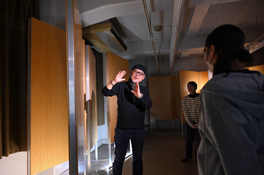 学生の発表にアドバイスをする武石氏