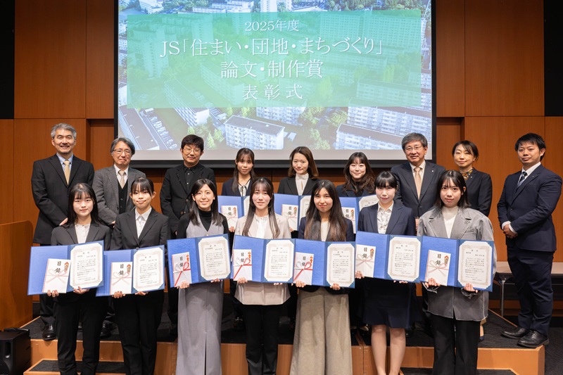 受賞者と審査委員の記念撮影