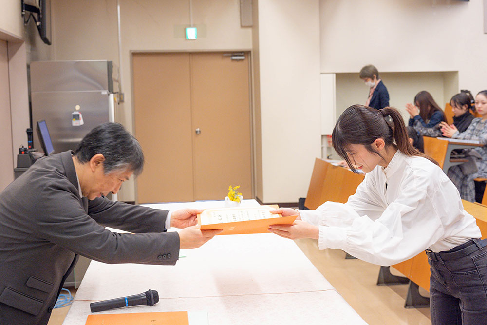 成績優秀者には家政学部食物学科長の新藤一敏教授から賞状が授与されました
