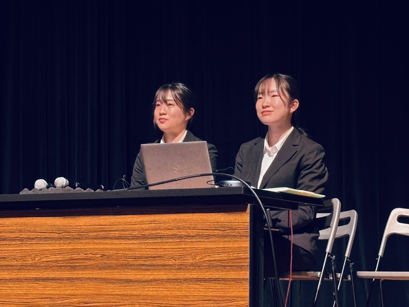 写真左から　藤井智乃さん、濱口紗世さん