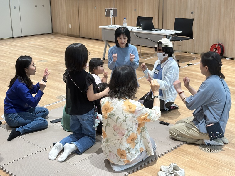 スタッフも子ども達と一緒に遊びながら「ずいずいずっころばし」を収集