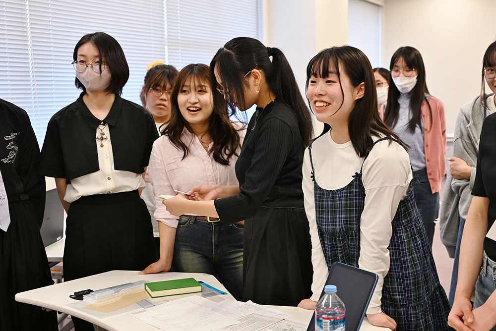 ワークショップの後も、伊藤さんを囲んで話を聞く学生たち