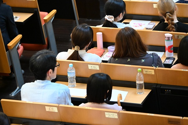 多数の学生が保護者と参加していた