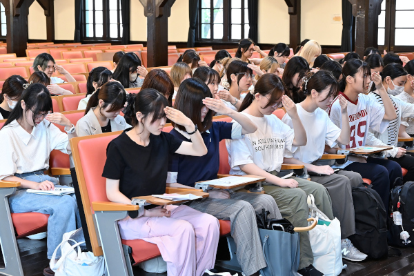 目の上に手をかざし、「泣いている」様子を表現する「シオリ」の型を練習。手の位置や角度がわずかに異なるだけで、印象が大きく変わります